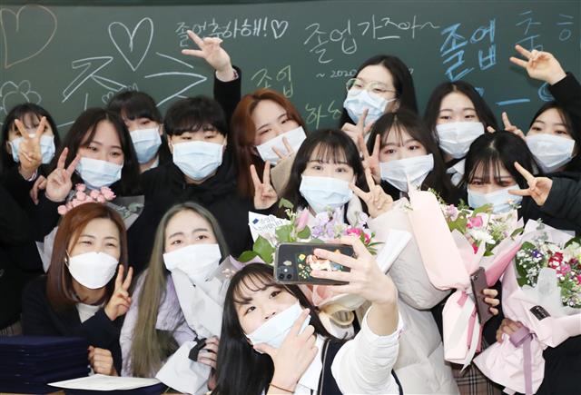 신종 코로나가 만든 이색 졸업 풍경