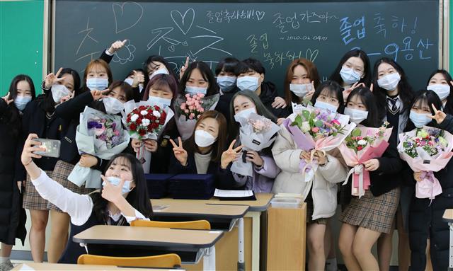 [수정본] 마스크 착용하고 졸업기념 촬영