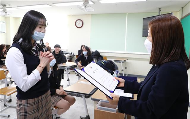 신종 코로나로 인해 축소된 졸업식