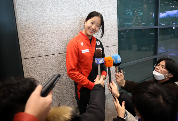 답변하는 신유빈