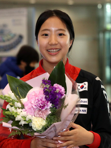 꽃다발 든 신유빈