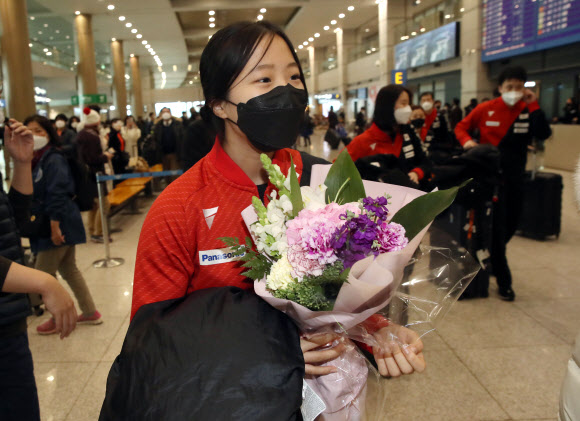 꽃다발 든 신유빈