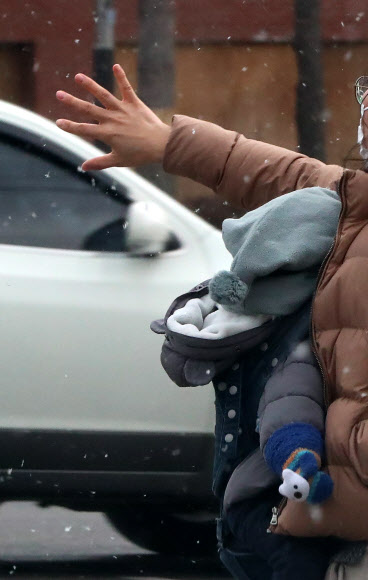 엄마가 잡아줄까?