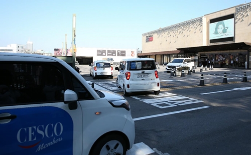 긴급 방역에 투입된 세스코 차량들이 임시 휴업중인 서울 신라면세점에 진입하는 모습.