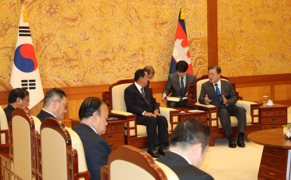 문재인 대통령이 4일 오후 청와대에서 훈센 캄보디아 총리와 면담하고 있다. 2020. 2.4 도준석 기자pado@seoul.co.kr