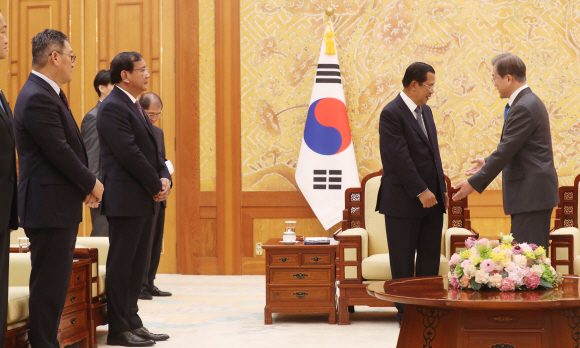 문재인 대통령이 4일 오후 청와대에서 훈센 캄보디아 총리와 인사하고 있다. 2020. 2.4 도준석 기자pado@seoul.co.kr