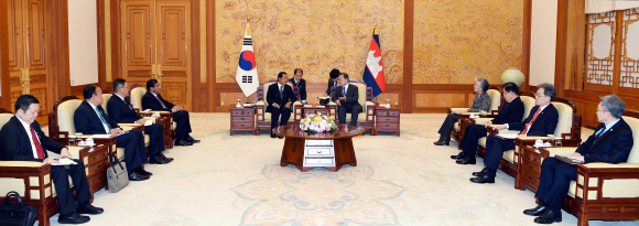 문재인 대통령이 4일 오후 청와대에서 훈센 캄보디아 총리와 면담 하고 있다. 2020. 2.4 도준석 기자pado@seoul.co.kr