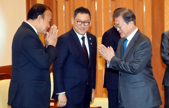 문재인 대통령이 4일 오후 청와대에서 훈센 캄보디아 총리와 면담 전 참석 인사와 인사하고 있다. 2020. 2.4 도준석 기자pado@seoul.co.kr