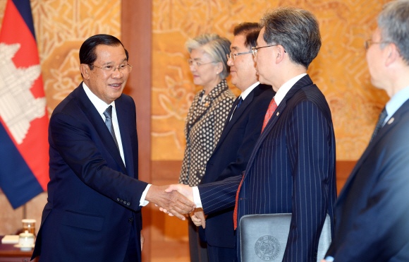 훈센 캄보디아 총리가 4일 오후 청와대에서 문재인 대통령과 면담 전 우리측 참석 인사와 인사하고 있다. 2020. 2.4 도준석 기자pado@seoul.co.kr