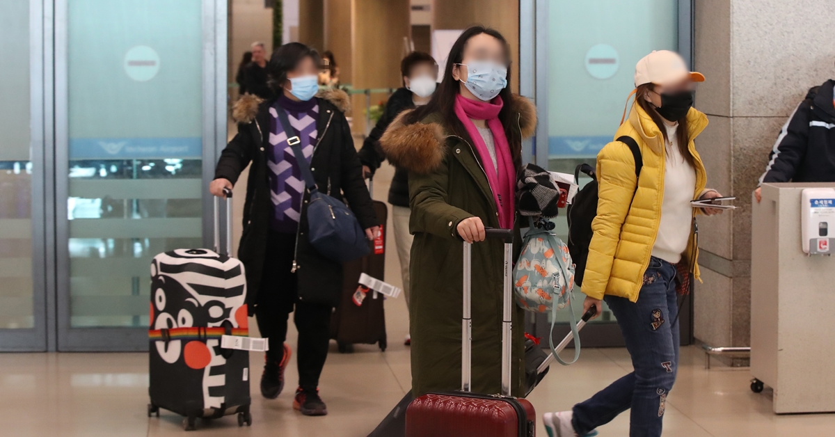 4일 인천국제공항 제1터미널 보안구역 내 중국 전용 입국장에서 검역 및 입국 심사를 마친 내·외국인 승객들이 입국장 밖으로 나오는 모습. 연합뉴스