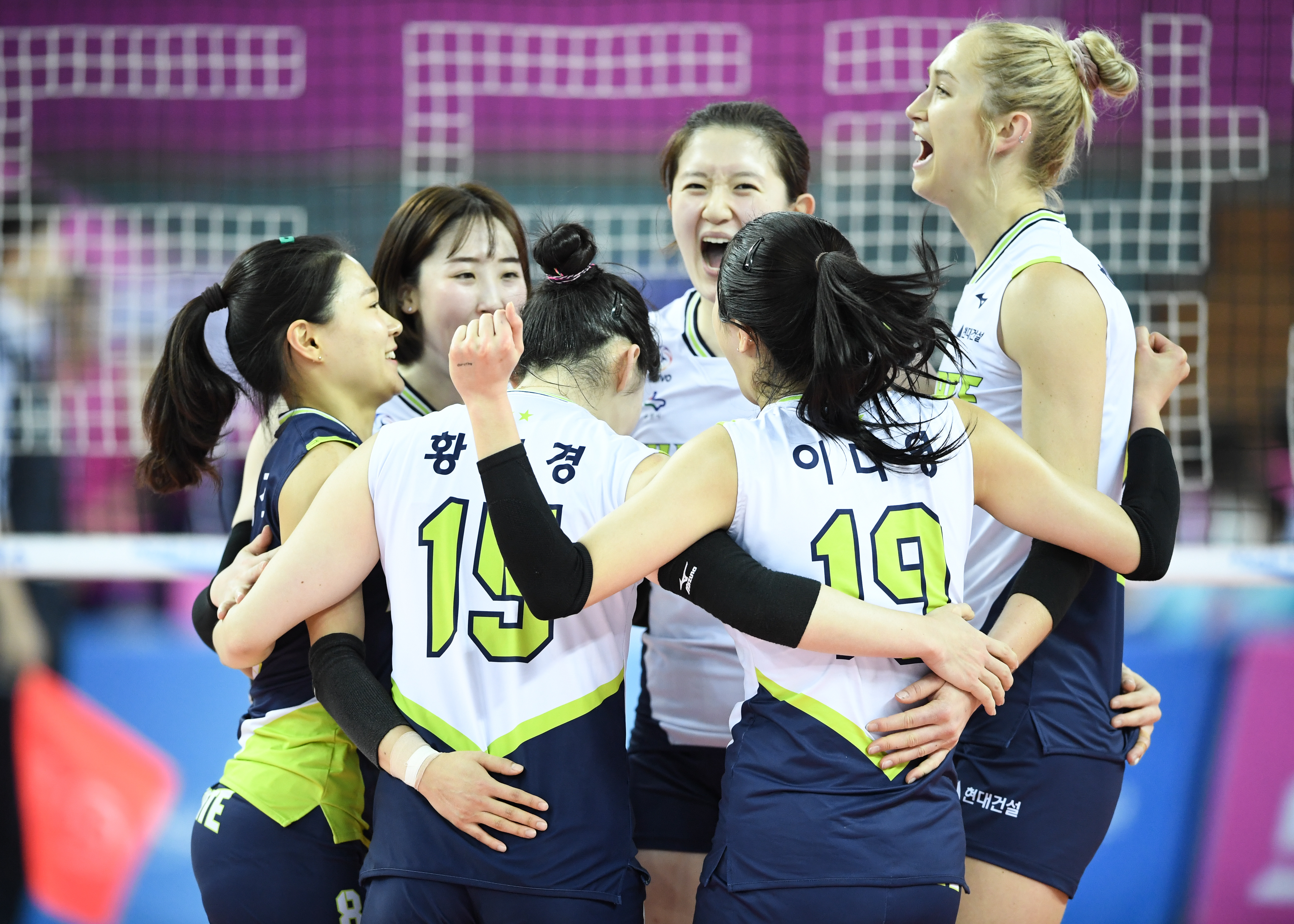 현대건설 선수들이 4일 인천 계양체육관에서 열린 2019~20 V리그 여자부 흥국생명과의 경기에서 득점 후 기뻐하고 있다. KOVO 제공