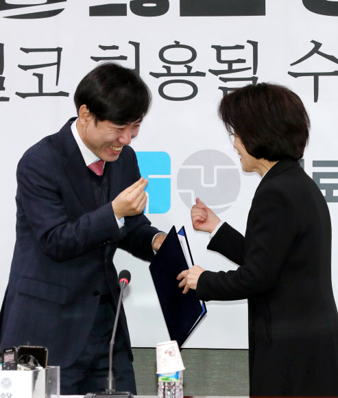 하태경, 악수 대신 ‘손 하트’