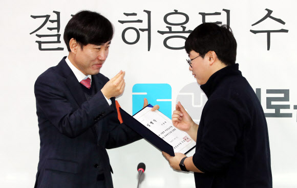 하태경, 악수 대신 ‘손하트’