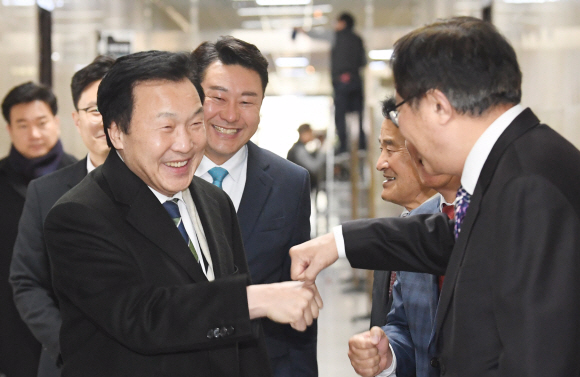 손학규 바른미래당 대표는 5일 오전 서울 여의도 국회에서 최고위원회의에 참석하면서 당직자들과 주먹인사를 하고 있다.  2020.2.5 김명국선임기자 daunso@seoul.co.kr.