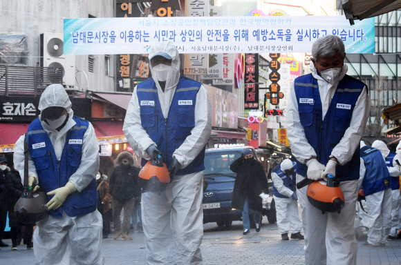 5일 오전 서울 남대문시장에서 한국방역협회 관계자들이 방역 소독을 하고 있다. 2020.2.5 도준석 기자 pado@seoul.co.kr