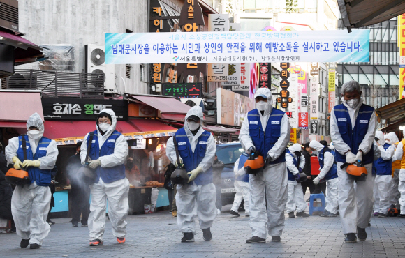5일 오전 서울 남대문시장에서 한국방역협회 관계자들이 방역 소독을 하고 있다. 2020.2.5 도준석 기자 pado@seoul.co.kr