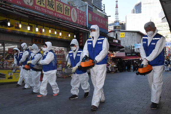 5일 오전 서울 남대문시장에서 한국방역협회 관계자들이 방역 소독을 하고 있다. 2020.2.5 도준석 기자 pado@seoul.co.kr