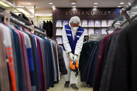 5일 오전 서울 남대문시장에서 한국방역협회 관계자들이 방역 소독을 하고 있다. 2020.2.5 도준석 기자 pado@seoul.co.kr