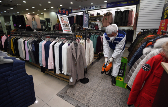 5일 오전 서울 남대문시장에서 한국방역협회 관계자들이 방역 소독을 하고 있다. 2020.2.5 도준석 기자 pado@seoul.co.kr