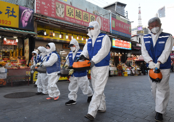 5일 오전 서울 남대문시장에서 한국방역협회 관계자들이 방역 소독을 하고 있다. 2020.2.5 도준석 기자 pado@seoul.co.kr