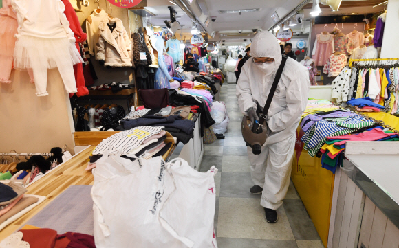 5일 오전 서울 남대문시장에서 한국방역협회 관계자들이 방역 소독을 하고 있다. 2020.2.5 도준석 기자 pado@seoul.co.kr