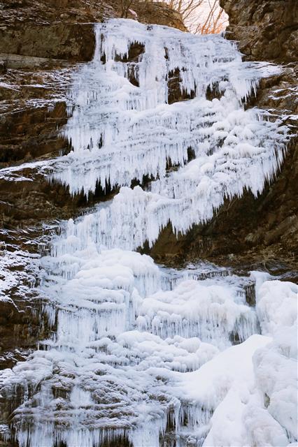 늦은 한파가 만들어낸 얼음벽