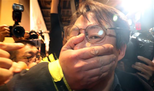 미래한국당 난입하다 제지당하는 오태양 우리미래당 대표