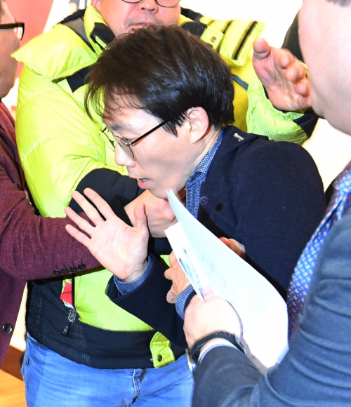 미래당 오태양 공동대표가 5일 오후 여의도 국회도서관에서 열린 미래한국당 중앙당 창당대회에서 단상에 올라 미래한국당 창당에 대해 비난하는 발언을 하자 관계자들에게 제지당하고 있다. 2020.2.5  김명국 선임기자 daunso@seoul.co.kr