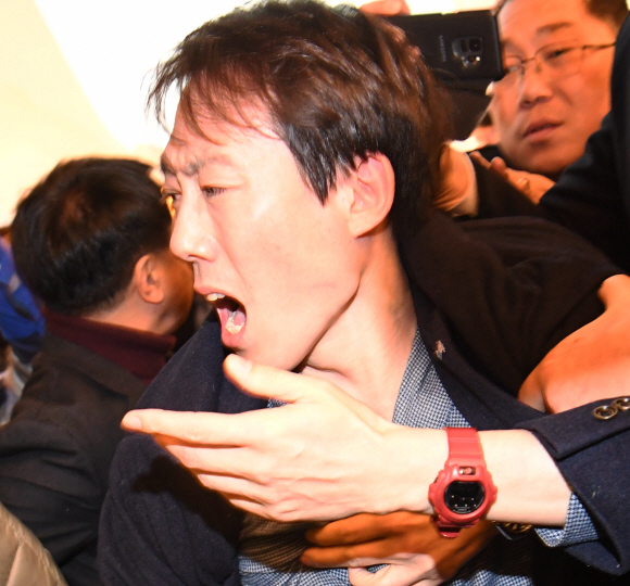 미래당 오태양 공동대표가 5일 오후 여의도 국회도서관에서 열린 미래한국당 중앙당 창당대회에서 단상에 올라 미래한국당 창당에 대해 비난하는 발언을 하자 관계자들에게 제지당하고 있다. 2020.2.5  김명국 선임기자 daunso@seoul.co.kr