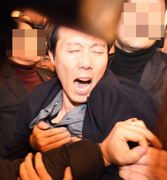 미래당 오태양 공동대표가 5일 오후 여의도 국회도서관에서 열린 미래한국당 중앙당 창당대회에서 단상에 올라 미래한국당 창당에 대해 비난하는 발언을 하자 관계자들에게 제지당하고 있다. 2020.2.5 김명국 선임기자 daunso@seoul.co.kr