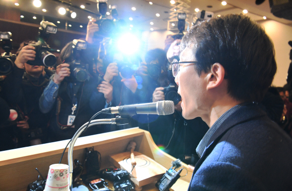 미래당 오태양 공동대표가 5일 오후 여의도 국회도서관에서 열린 미래한국당 중앙당 창당대회에서 단상에 올라 미래한국당 창당에 대해 비난하는 발언을 하자 관계자들에게 제지당하고 있다. 2020.2.5   김명국 선임기자 daunso@seoul.co.kr