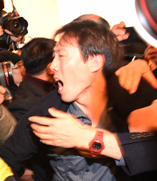 미래당 오태양 공동대표가 5일 오후 여의도 국회도서관에서 열린 미래한국당 중앙당 창당대회에서 단상에 올라 미래한국당 창당에 대해 비난하는 발언을 하자 관계자들에게 제지당하고 있다. 2020.2.5   김명국 선임기자 daunso@seoul.co.kr