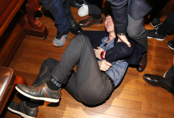 제지당하는 미래당 오태양 공동대표