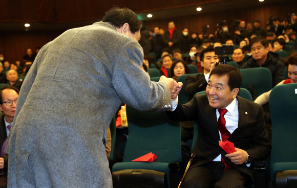 주먹 인사하는 심재철-안상수