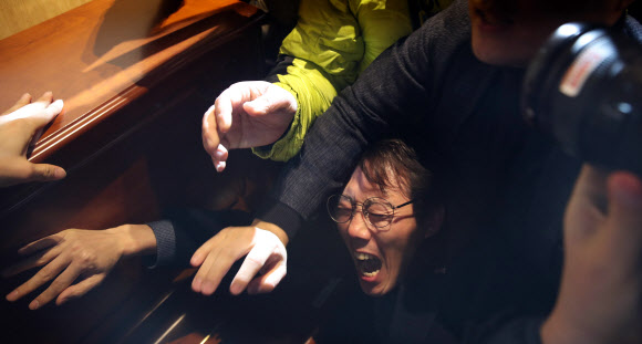 무대 밖으로 끌려나가는 미래당 오태양 공동대표