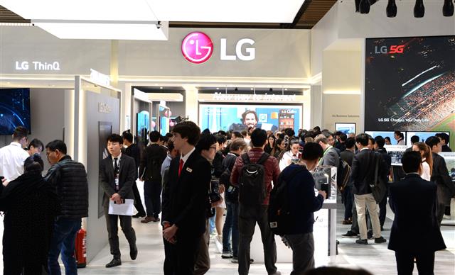 지난해 2월 스페인 바르셀로나에서 열린 ‘MWC 2019’ LG전자 부스에서 전 세계 관람객들이 5G 스마트폰 등 신제품을 살펴보고 있다. LG전자 제공