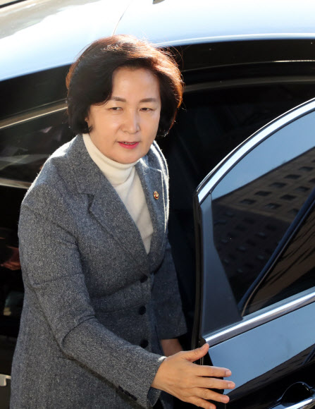 추미애 법무부 장관이 5일 정부과천청사로 출근하고 있다.<br>연합뉴스