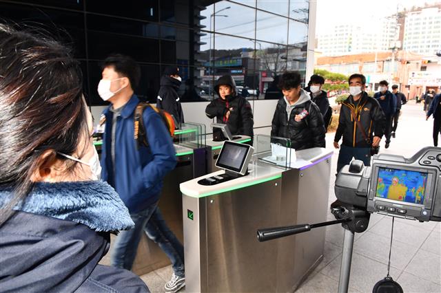 현대자동차 울산공장이 정문 출입구에 열화상 감지 카메라 가동 안내문을 붙여 놓고 출입 근로자들을 관리하고 있는 모습. 현대차 제공