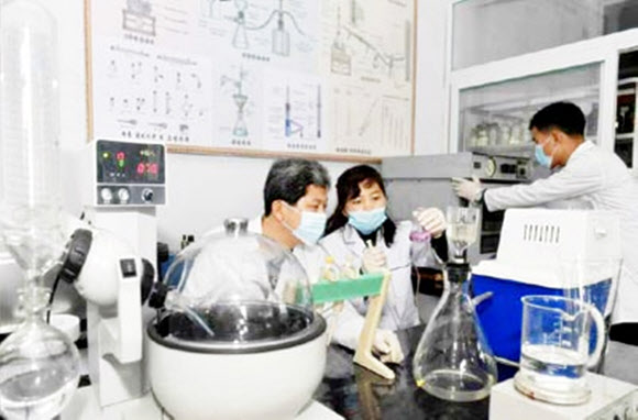 북한 노동당 기관지 노동신문은 6일 전국 각지에서 신종 코로나바이러스 예방을 위해 힘쓰고 있다고 보도했다. 평양의학대학에서 연구진들이 대화하고 있다. 2020.2.6 노동신문 홈페이지 캡처