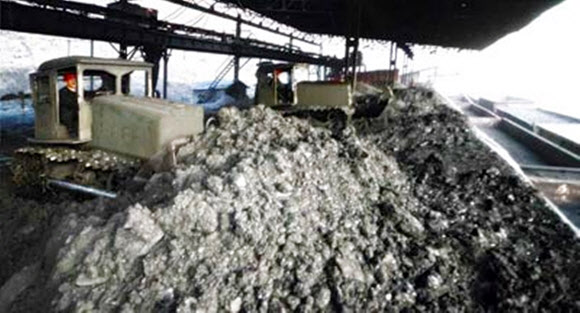 남덕청년탄광에서 화력발전소들에 더 많은 석탄을 보내주기 위해 생산에 힘쓰고 있다고 북한 노동당 기관지 노동신문이 1면에 보도했다. 2020.2.6  노동신문 홈페이지 캡처