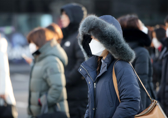 한파가 계속되고 있는 6일 오전 서울 종로구 광화문 네거리에서 두꺼운 외투를 입은 시민들이 발걸음을 옮기고 있다. 2020.2.6  연합뉴스