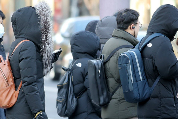 연일 한파가 기승을 부리는 6일 오전 서울 종로구 광화문 네거리에서 두꺼운 외투를 입은 시민들이 발걸음을 옮기고 있다. 2020.2.6  연합뉴스