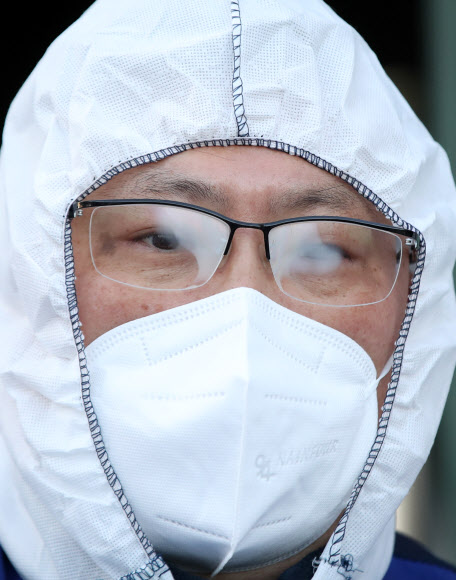 6일 오전 오전 서울 중구 평화시장에서 한국방역협회 서울특별시지회 방역봉사단원이 방역 작업을 하고 있다.  2020.2.6  연합뉴스