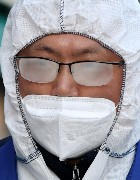 6일 오전 서울 중구 평화시장에서 한국방역협회 서울특별시지회 방역봉사단원이 방역 작업을 하고 있다. 2020.2.6  연합뉴스