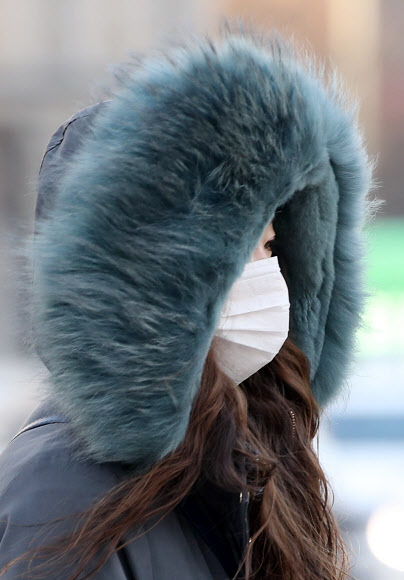 연일 한파가 기승을 부리는 6일 오전 서울 종로구 광화문 네거리에서 두꺼운 외투를 입은 시민이 발걸음을 옮기고 있다. 2020.2.6  연합뉴스