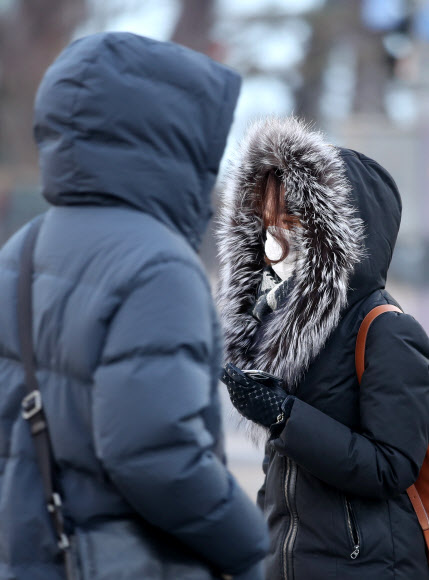 연일 한파가 기승을 부리는 6일 오전 서울 종로구 광화문 네거리에서 두꺼운 외투를 입은 시민들이 발걸음을 옮기고 있다. 2020.2.6  연합뉴스