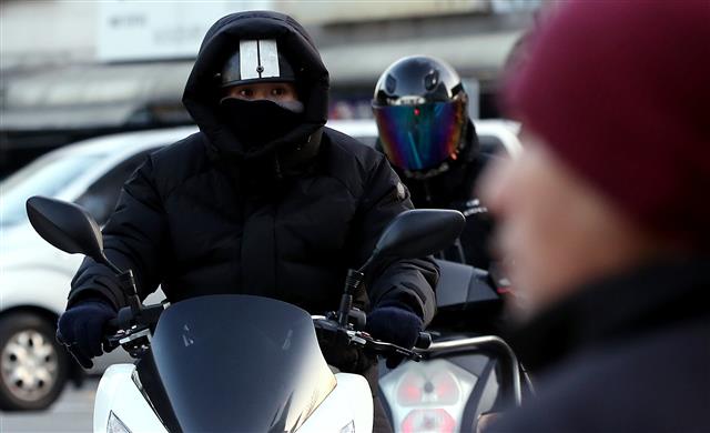 서울의 아침기온이 영하 -11.5도, 체감온도 -17.2도를 기록한 6일 오전 서울 중구 평화시장 앞을 지나는 시민이 중무장을 하고 있다. 2020.2.6 뉴스1