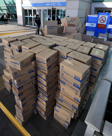 신종 코로나바이러스 감염증이 확산하는 가운데 인천국제공항 여객터미널에서 대량의 마스크를 택배 상자에 옮겨 담던 외국인이 경찰에 붙잡혔다. 5일 인천공항경찰단에 따르면 경찰은 마스크를 택배 상자에 옮긴(이른바 ‘박스갈이’) 한 홍콩인을 인천공항경찰단 사무실로 임의동행했고, 조만간 조사할 예정이다. 이 홍콩인이 국내에서 구입한 것으로 추정되는 마스크는 1만개가량인 것으로 전해졌다. 사진은 6일 오전 통제된 현장 모습. 2020.2.6  연합뉴스