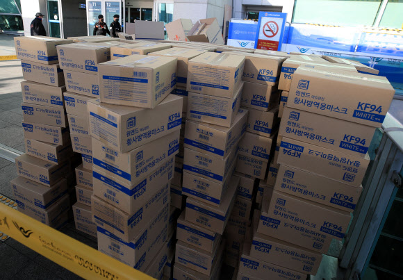 신종 코로나바이러스 감염증이 확산하는 가운데 인천국제공항 여객터미널에서 대량의 마스크를 택배 상자에 옮겨 담던 외국인이 경찰에 붙잡혔다. 5일 인천공항경찰단에 따르면 경찰은 마스크를 택배 상자에 옮긴(이른바 ‘박스갈이’) 한 홍콩인을 인천공항경찰단 사무실로 임의동행했고, 조만간 조사할 예정이다. 이 홍콩인이 국내에서 구입한 것으로 추정되는 마스크는 1만개가량인 것으로 전해졌다. 사진은 6일 오전 통제된 현장 모습. 2020.2.6  연합뉴스