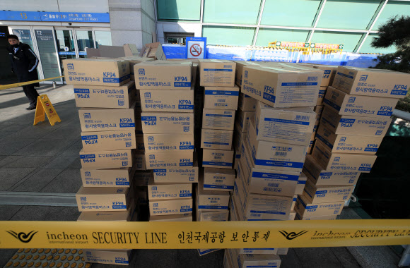 신종 코로나바이러스 감염증이 확산하는 가운데 인천국제공항 여객터미널에서 대량의 마스크를 택배 상자에 옮겨 담던 외국인이 경찰에 붙잡혔다. 5일 인천공항경찰단에 따르면 경찰은 마스크를 택배 상자에 옮긴(이른바 ‘박스갈이’) 한 홍콩인을 인천공항경찰단 사무실로 임의동행했고, 조만간 조사할 예정이다. 이 홍콩인이 국내에서 구입한 것으로 추정되는 마스크는 1만개가량인 것으로 전해졌다. 사진은 6일 오전 통제된 현장 모습. 2020.2.6  연합뉴스